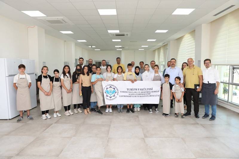 ALKÜ'DEN ÇOCUKLARA ÇİKOLATA EĞİTİMİ