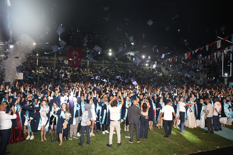 ALKÜ’NÜN 10. YILINDA MEZUNİYET COŞKUSU ALKÜ’NÜN 10. YILINDA MEZUNİYET COŞKUSU