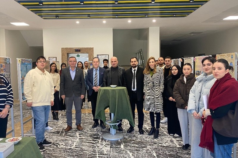 MESLEKİ İNGİLİZCE III DERSİ KAPSAMINDA TURİZM DESTİNASYONLARI SEYAHAT POSTERİ SERGİSİ DÜZENLENDİ