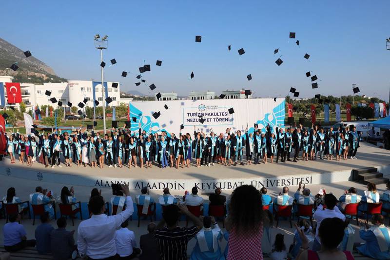 ALKÜ TURİZM FAKÜLTESİNDE MEZUNİYET HEYECANI