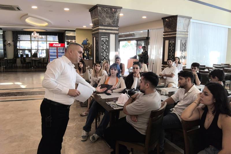 ÖĞRENCİLER TEKNİK OTEL GEZİSİNDE FARKLI DEPARTMANLARDAKİ SÜREÇLERİ GÖZLEMLEDİ