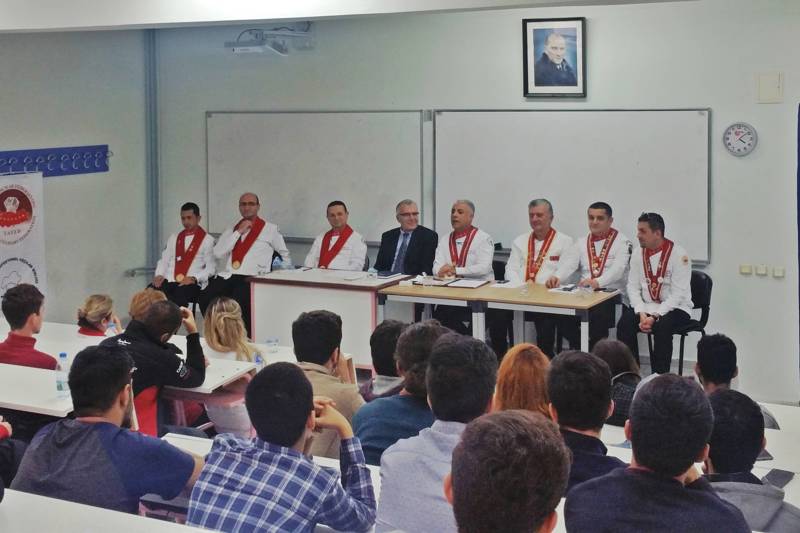 AKPAB PROFESYONELLERİ İLE ÖĞRENCİLER PANELDE BULUŞTU